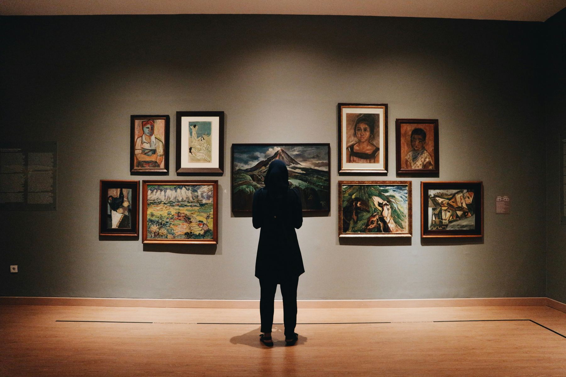 Visiteur devant des œuvres exposées